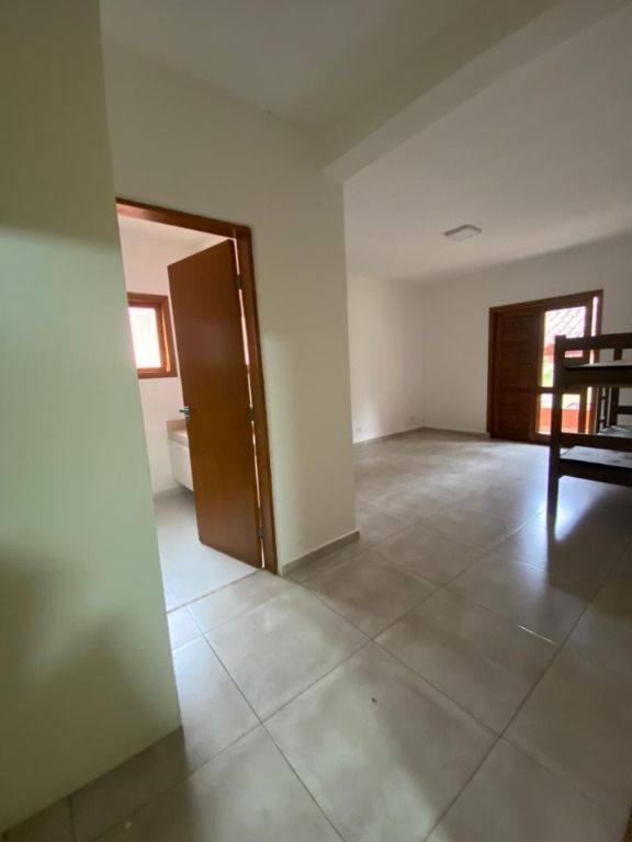 Casa de Condomínio à venda com 4 quartos, 225m² - Foto 2