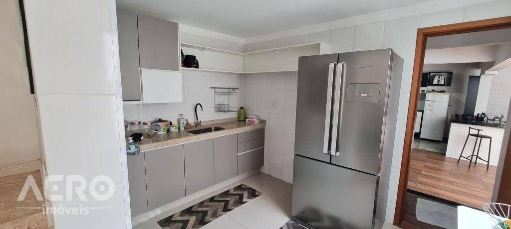 Casa à venda com 3 quartos, 180m² - Foto 8