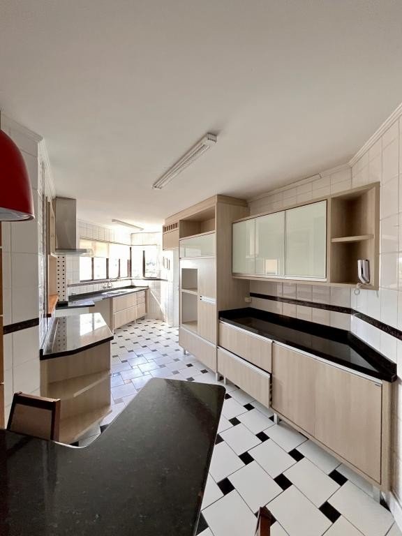 Apartamento à venda com 3 quartos, 204m² - Foto 9