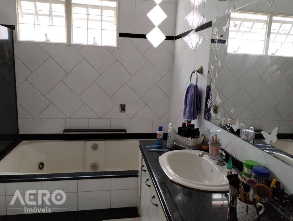 Casa à venda com 4 quartos, 213m² - Foto 12