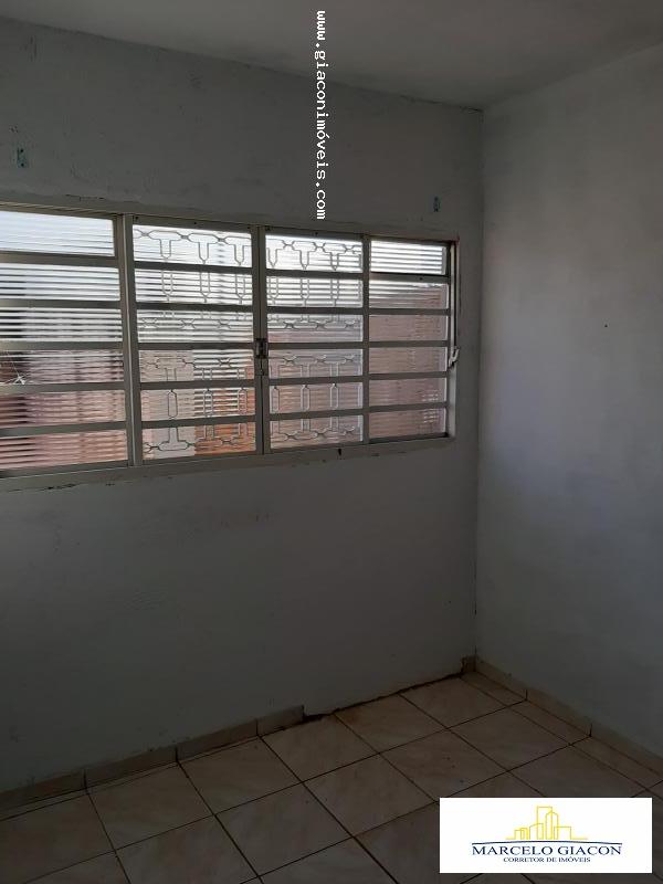 Casa à venda com 2 quartos, 140m² - Foto 1