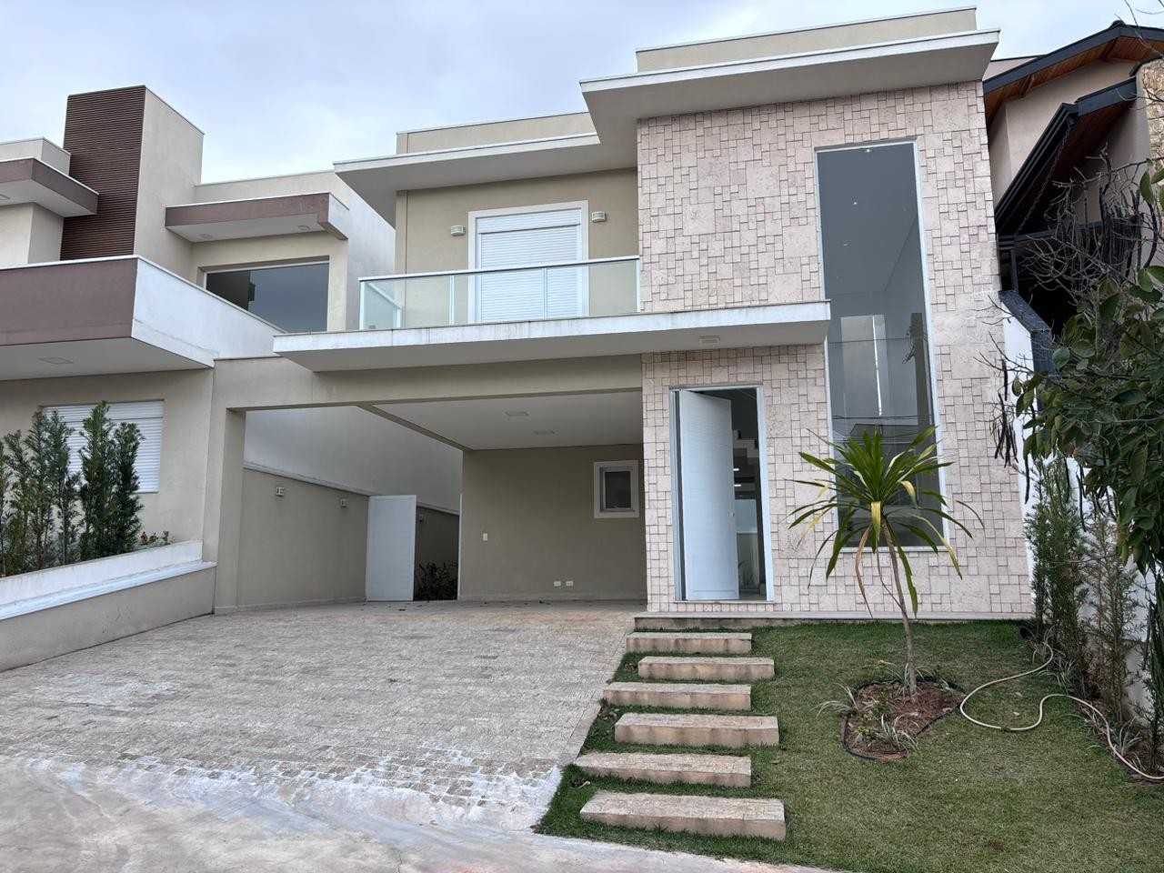 Casa de Condomínio à venda com 3 quartos, 208m² - Foto 1