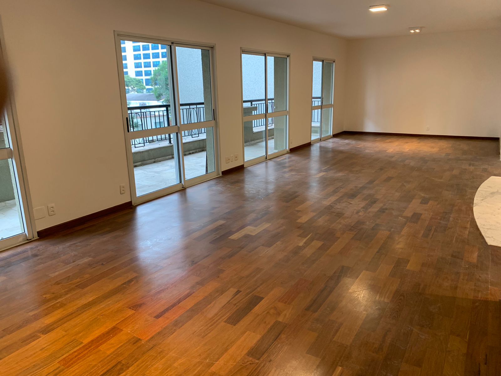 Apartamento à venda com 3 quartos, 223m² - Foto 1