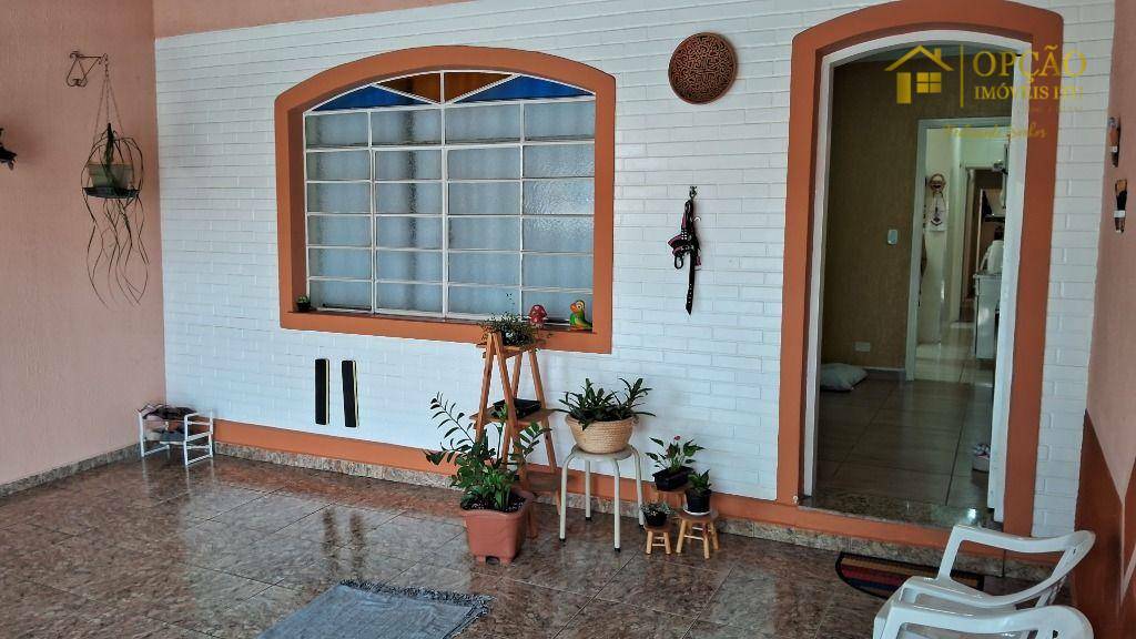 Casa à venda com 3 quartos, 114m² - Foto 1