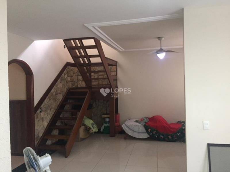 Casa à venda com 3 quartos, 200m² - Foto 2