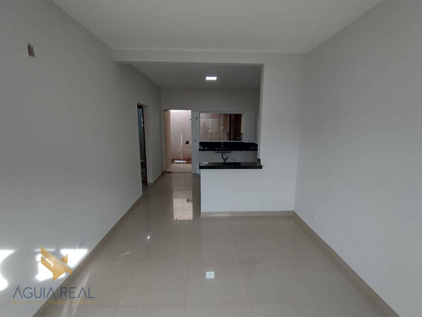 Casa à venda com 3 quartos, 98m² - Foto 2