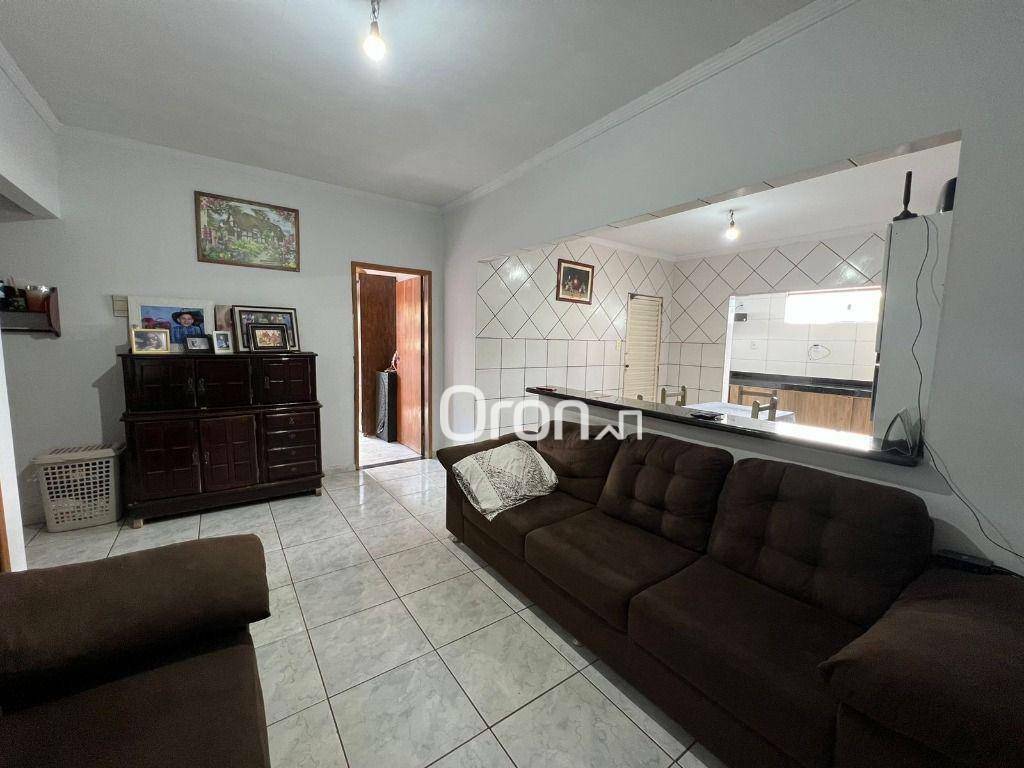 Casa à venda com 6 quartos, 240m² - Foto 1