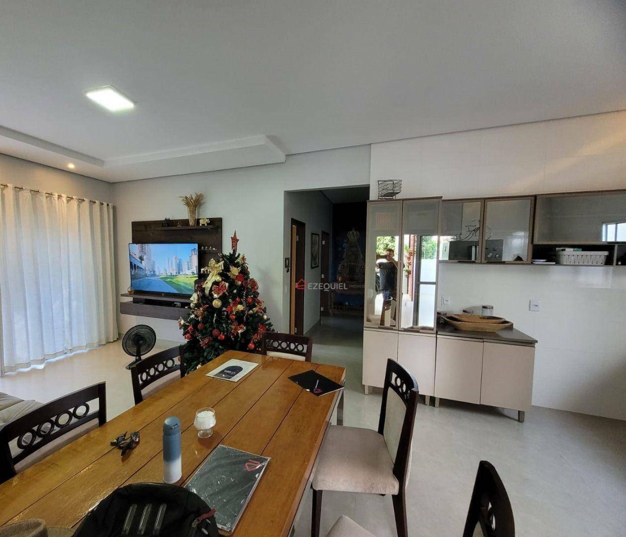 Casa à venda com 3 quartos, 150m² - Foto 1