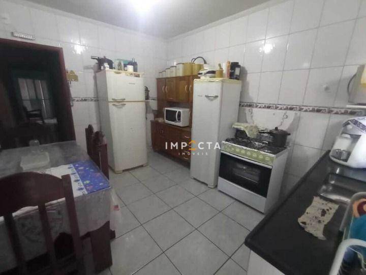 Casa à venda com 3 quartos, 226m² - Foto 1