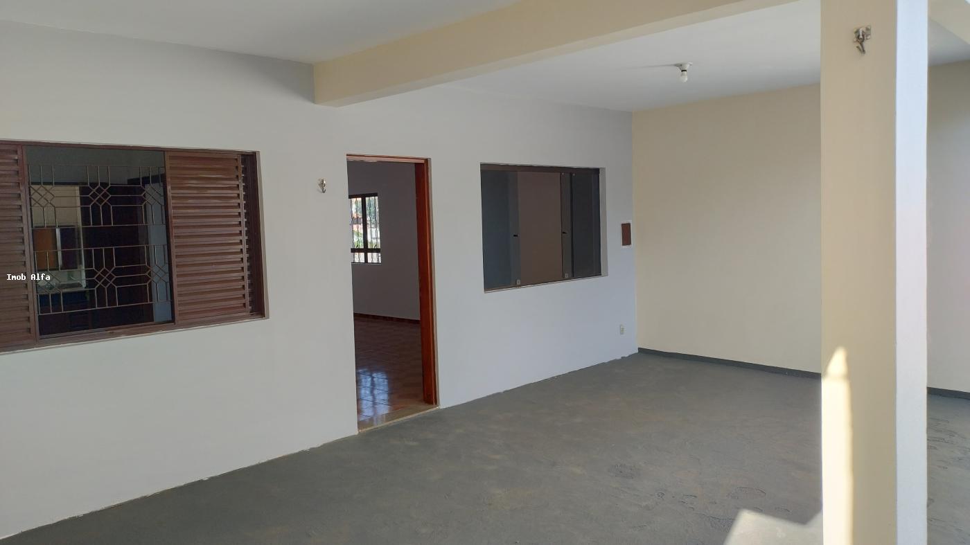 Casa à venda com 4 quartos, 250m² - Foto 1