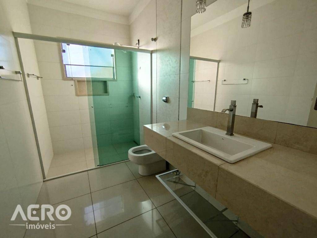 Casa para alugar com 3 quartos, 210m² - Foto 15