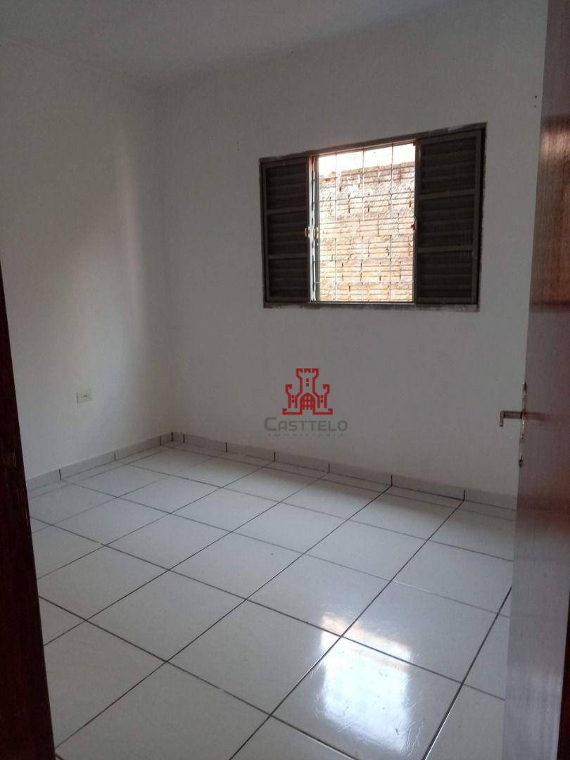 Casa à venda com 3 quartos, 70m² - Foto 4