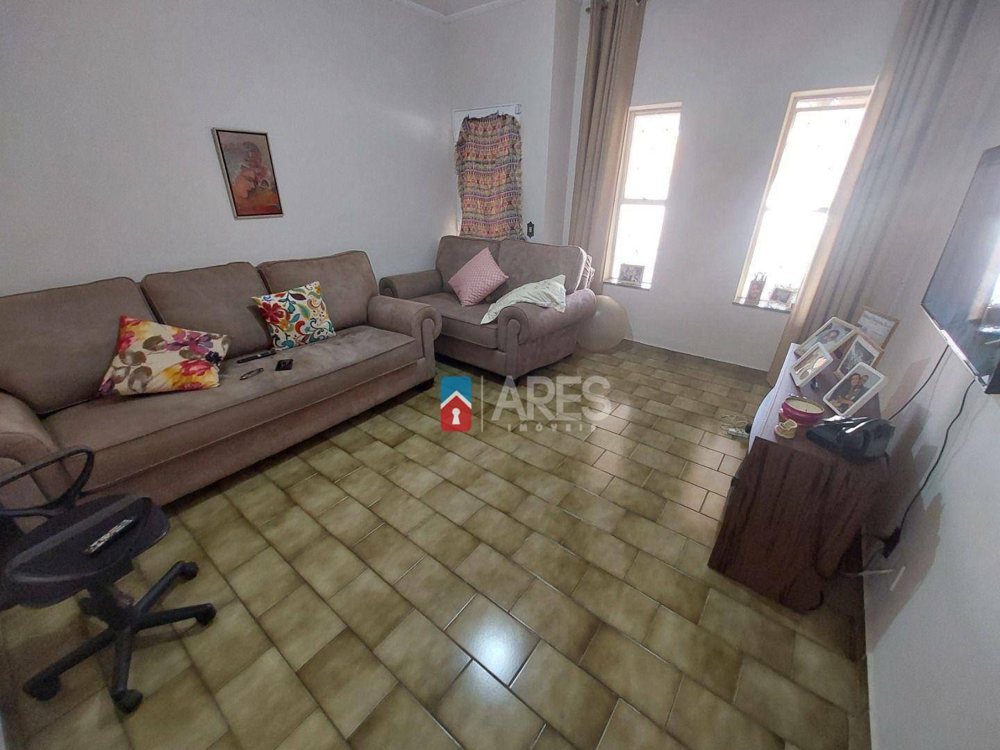 Casa à venda com 3 quartos, 157m² - Foto 1