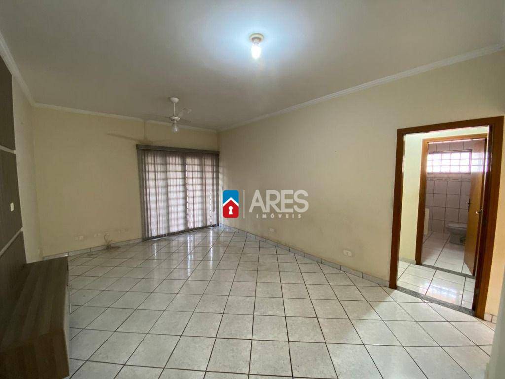 Casa para alugar com 3 quartos, 189m² - Foto 2