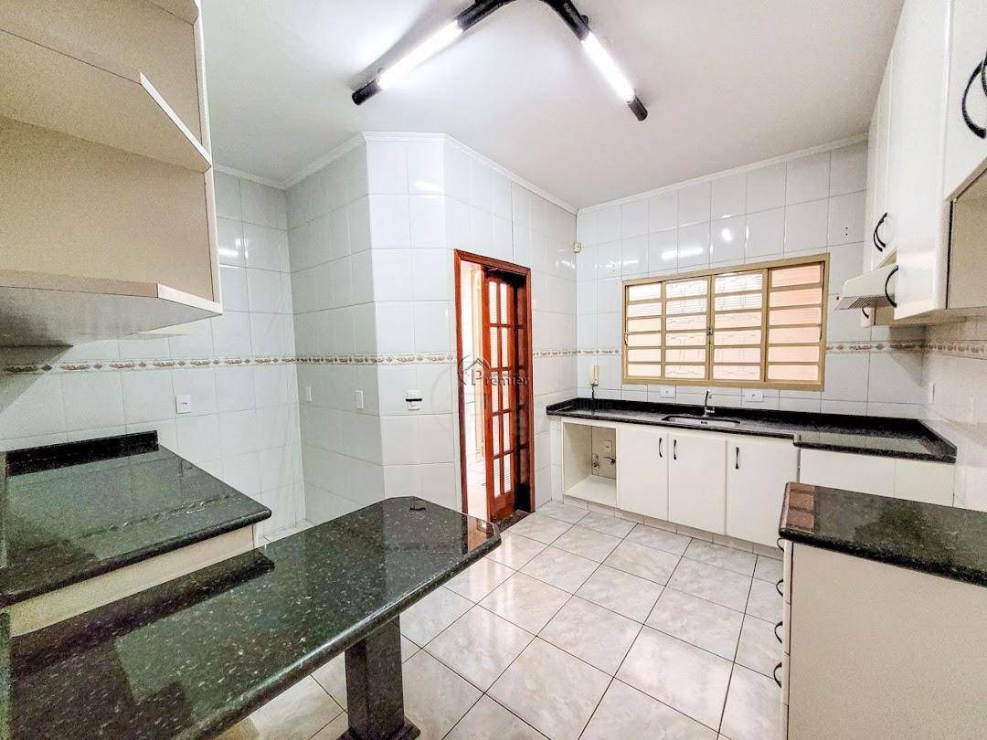 Casa para alugar com 3 quartos, 250m² - Foto 11