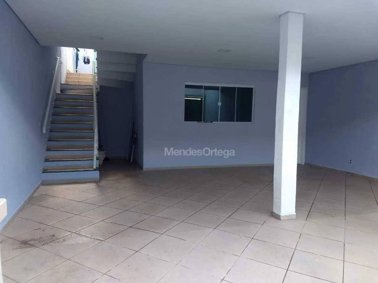 Casa à venda com 2 quartos, 240m² - Foto 2