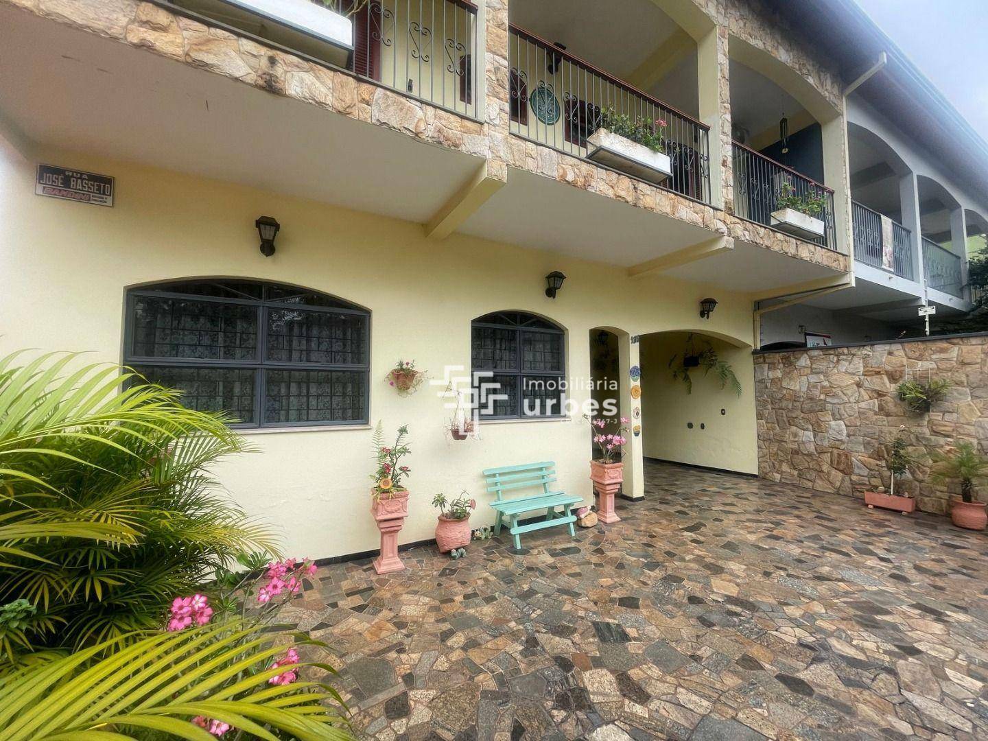 Casa à venda com 3 quartos, 208m² - Foto 1