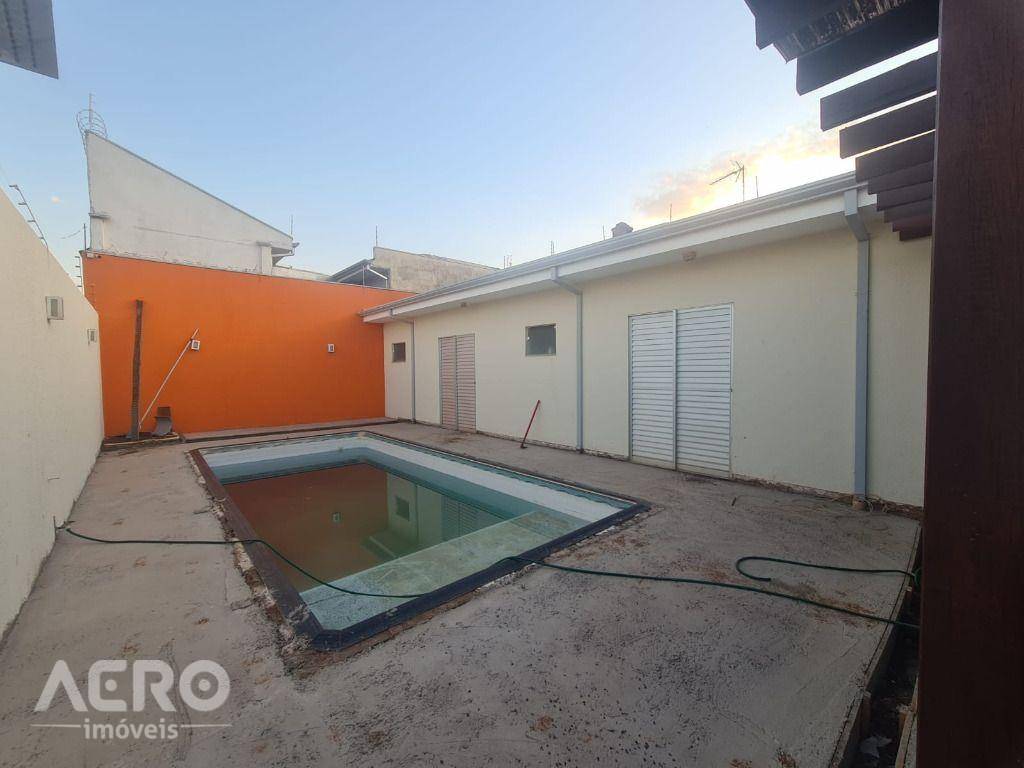 Casa à venda com 3 quartos, 220m² - Foto 1