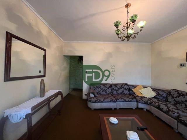 Casa à venda com 3 quartos, 196m² - Foto 1