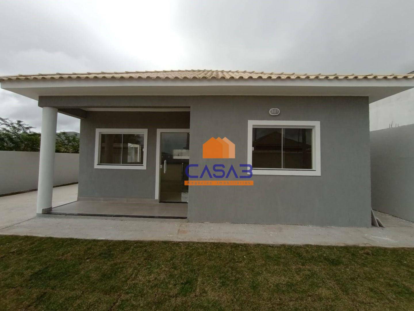 Casa à venda com 3 quartos, 100m² - Foto 1