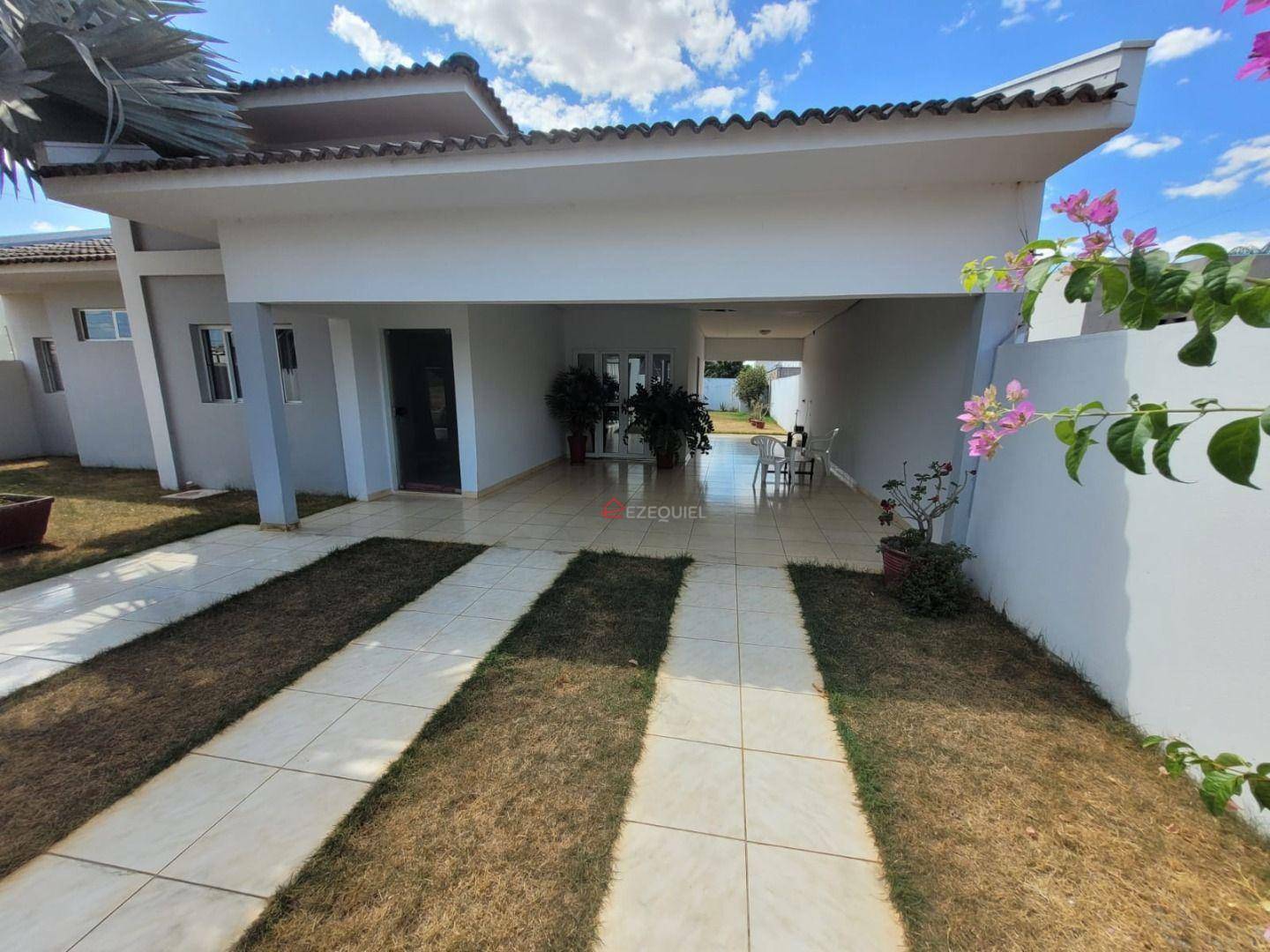 Casa à venda com 3 quartos, 180m² - Foto 1