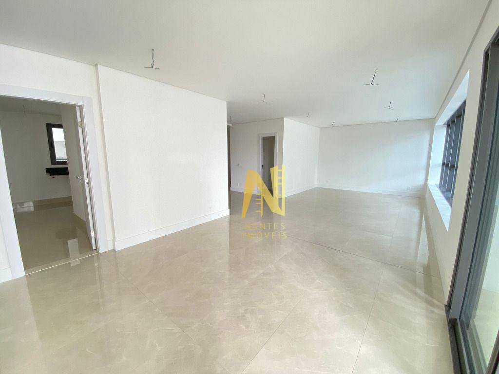 Apartamento à venda com 3 quartos, 216m² - Foto 2