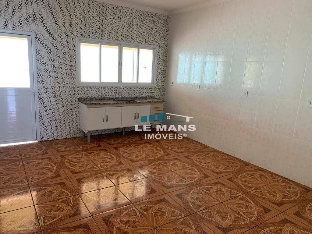 Casa à venda com 3 quartos, 211m² - Foto 1