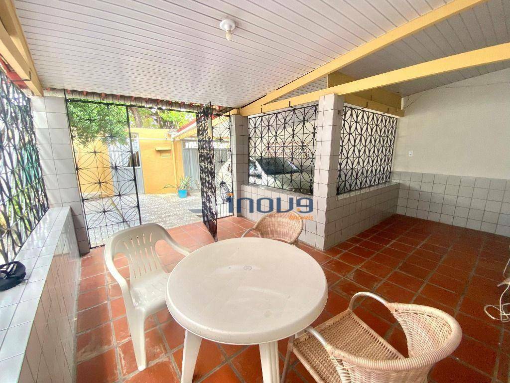 Casa à venda com 3 quartos, 158m² - Foto 1