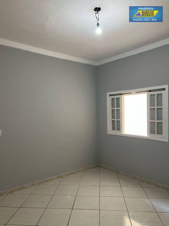 Casa à venda com 4 quartos, 200m² - Foto 2