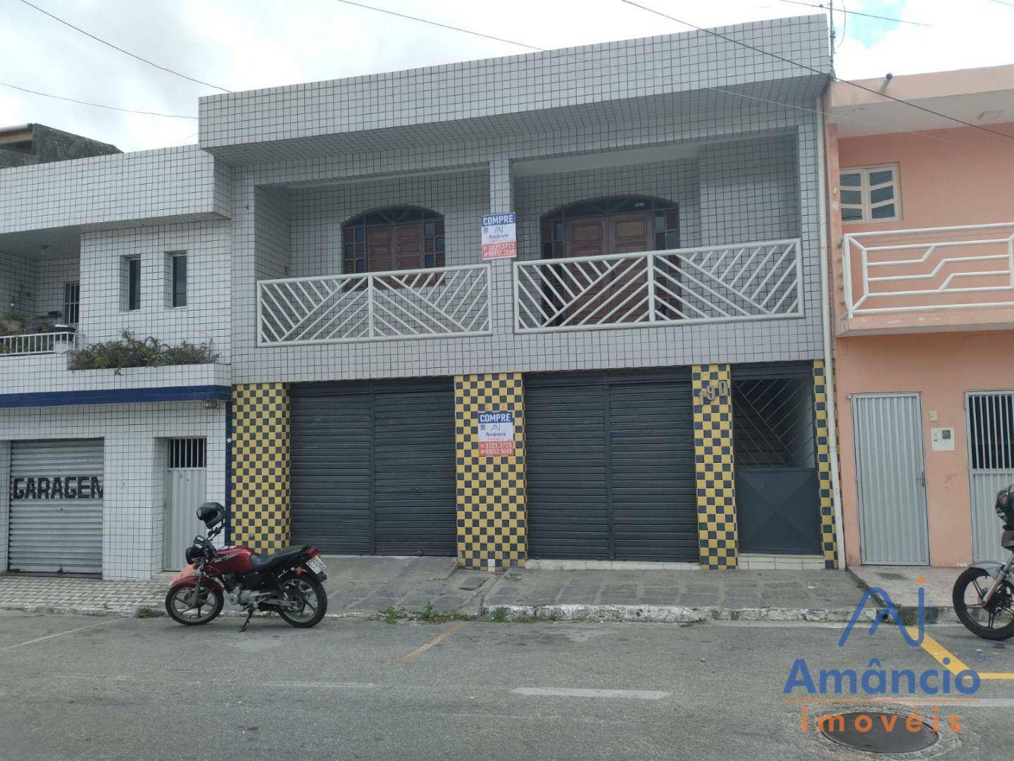 Casa à venda com 4 quartos, 238m² - Foto 1