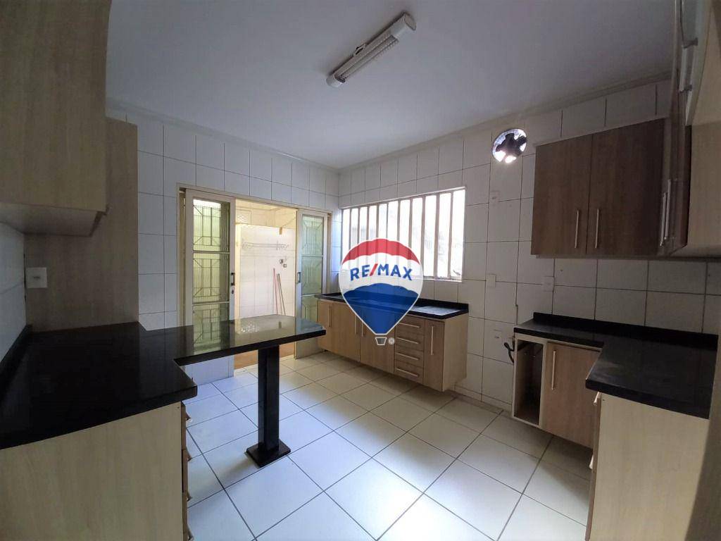 Casa à venda com 3 quartos, 240m² - Foto 4