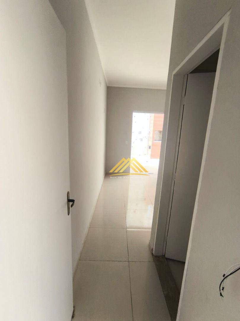 Casa à venda com 2 quartos, 75m² - Foto 1