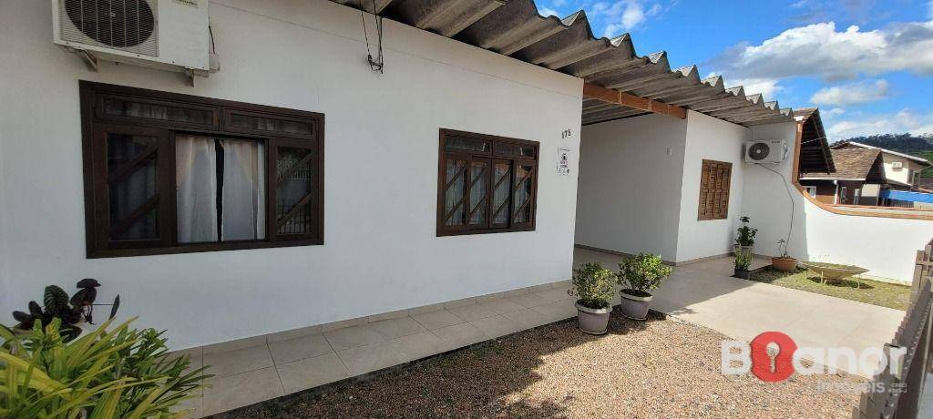 Casa à venda com 2 quartos, 100m² - Foto 1