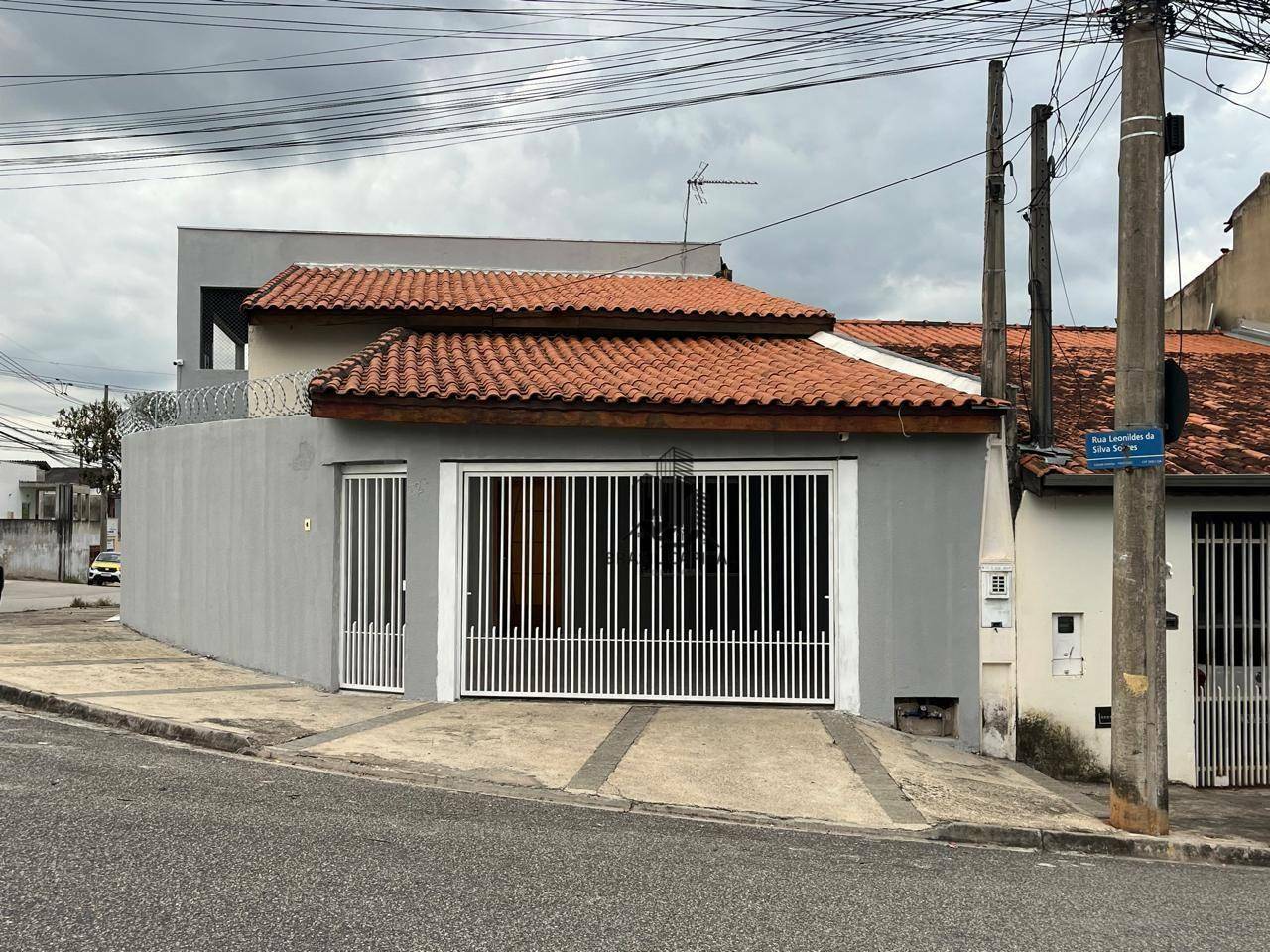 Casa à venda com 3 quartos, 141m² - Foto 1