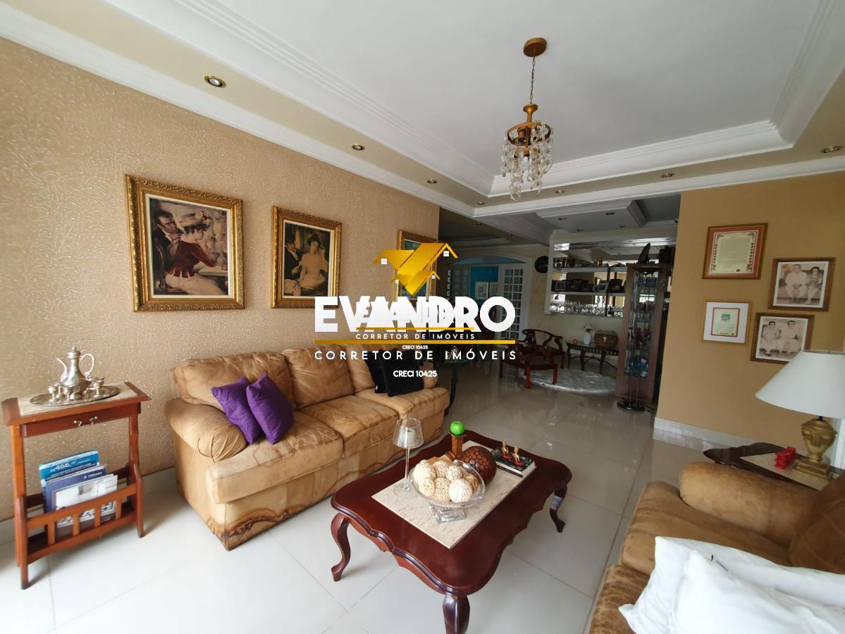 Casa à venda com 3 quartos, 600m² - Foto 1