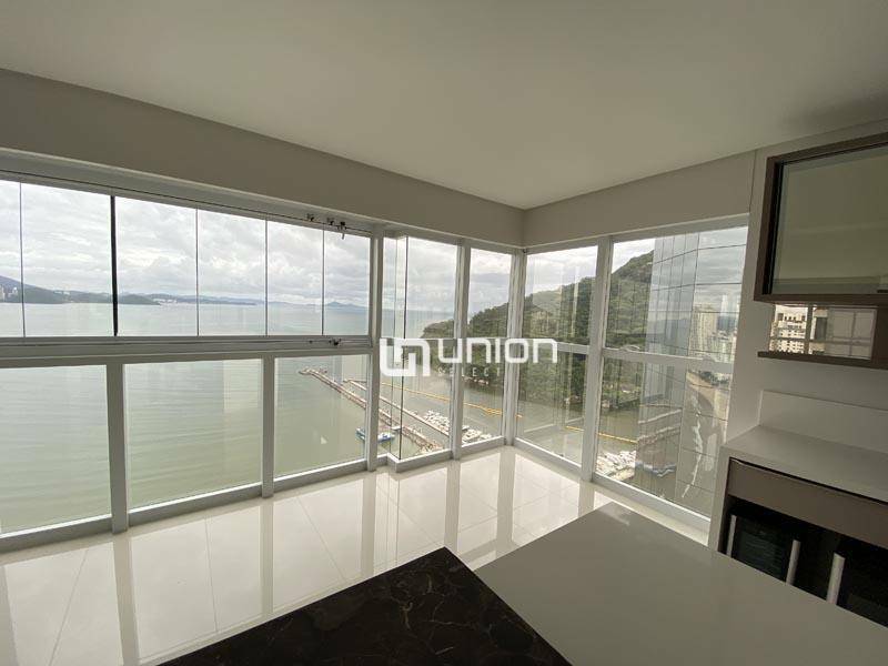 Apartamento à venda com 4 quartos, 237m² - Foto 2