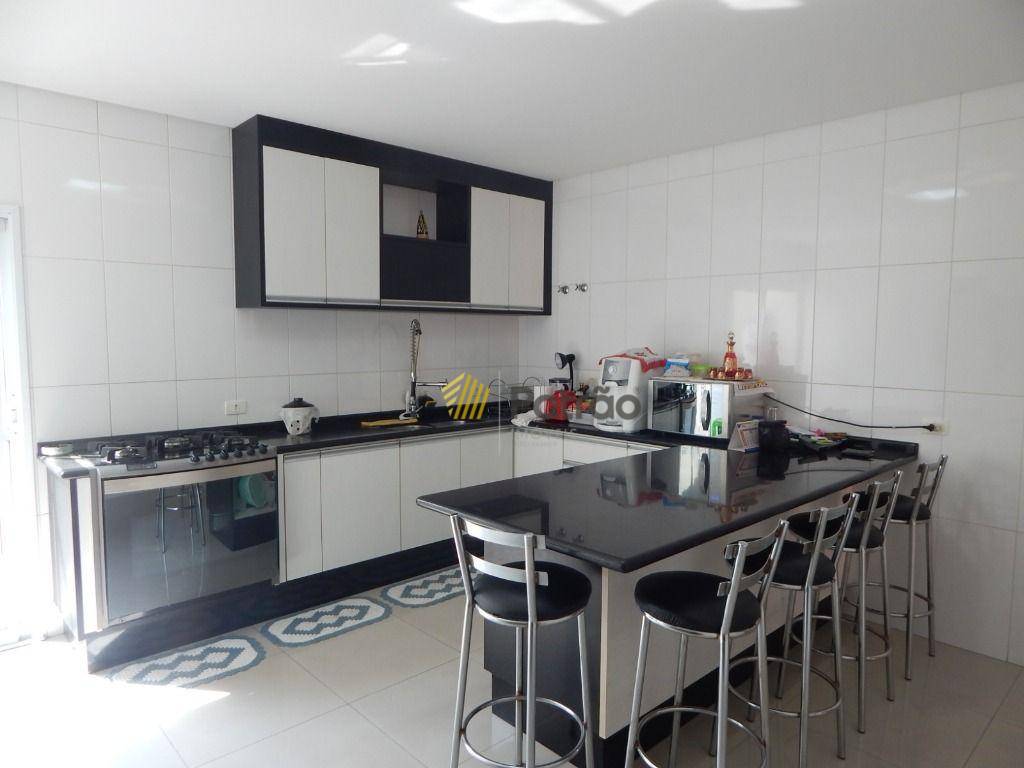 Sobrado à venda com 3 quartos, 245m² - Foto 1