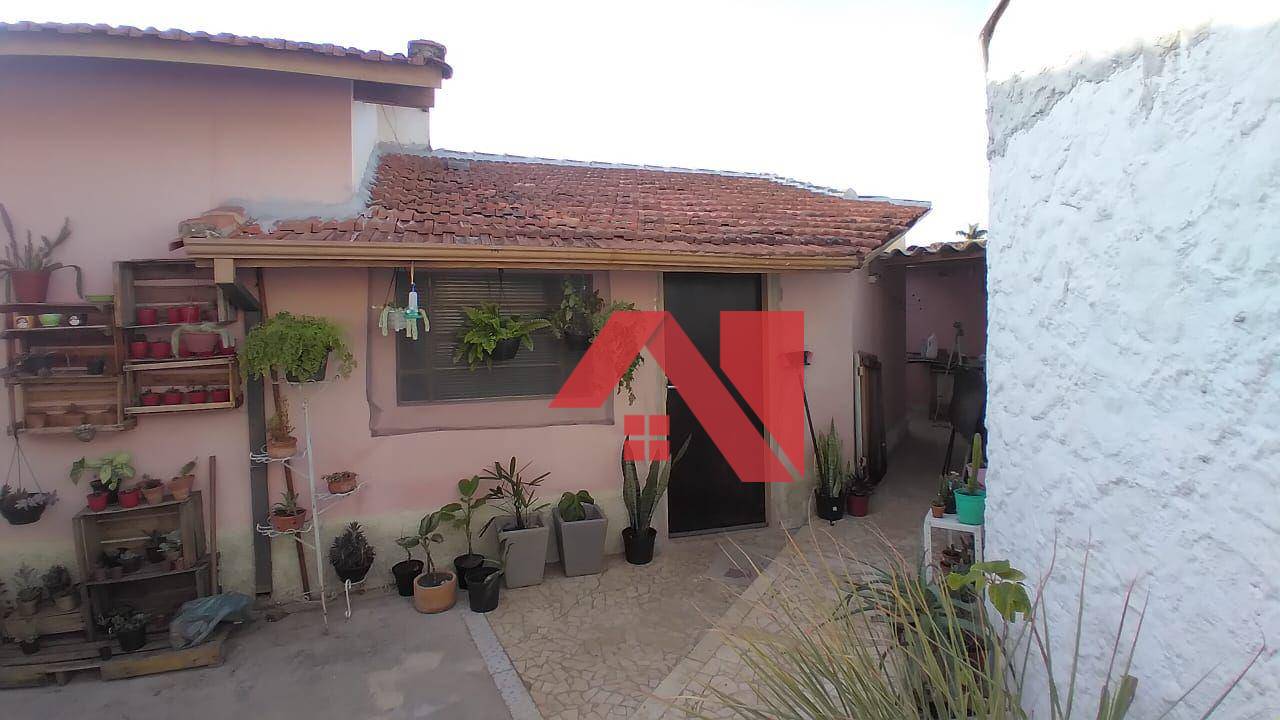 Casa à venda com 3 quartos, 300m² - Foto 1