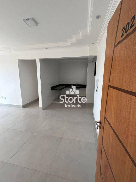 Apartamento à venda com 3 quartos, 80m² - Foto 2