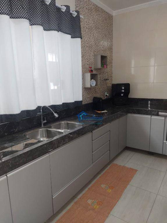 Sobrado à venda com 3 quartos, 200m² - Foto 1