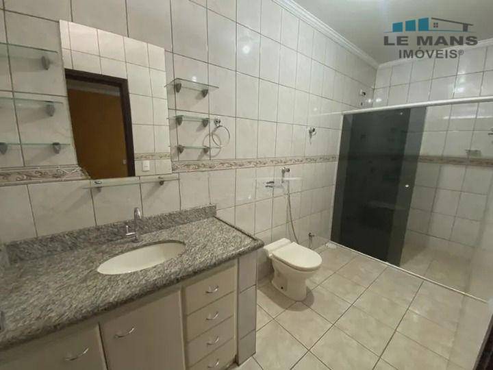 Casa para alugar com 3 quartos, 252m² - Foto 33