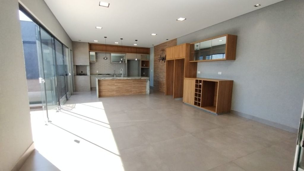 Casa à venda com 4 quartos, 250m² - Foto 3