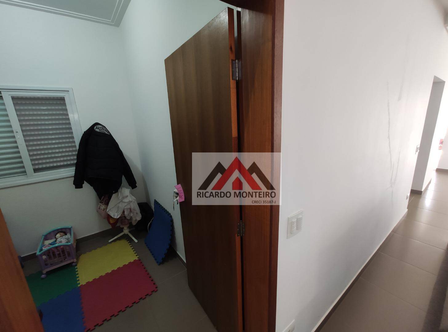 Casa à venda com 4 quartos, 210m² - Foto 2