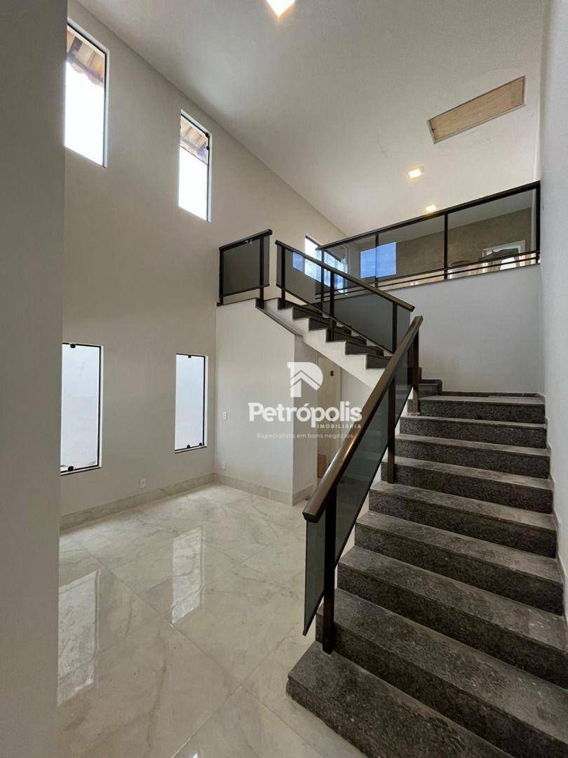 Casa à venda com 6 quartos, 377m² - Foto 1