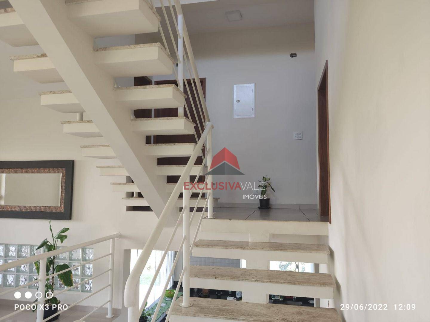 Casa de Condomínio à venda com 3 quartos, 300m² - Foto 4