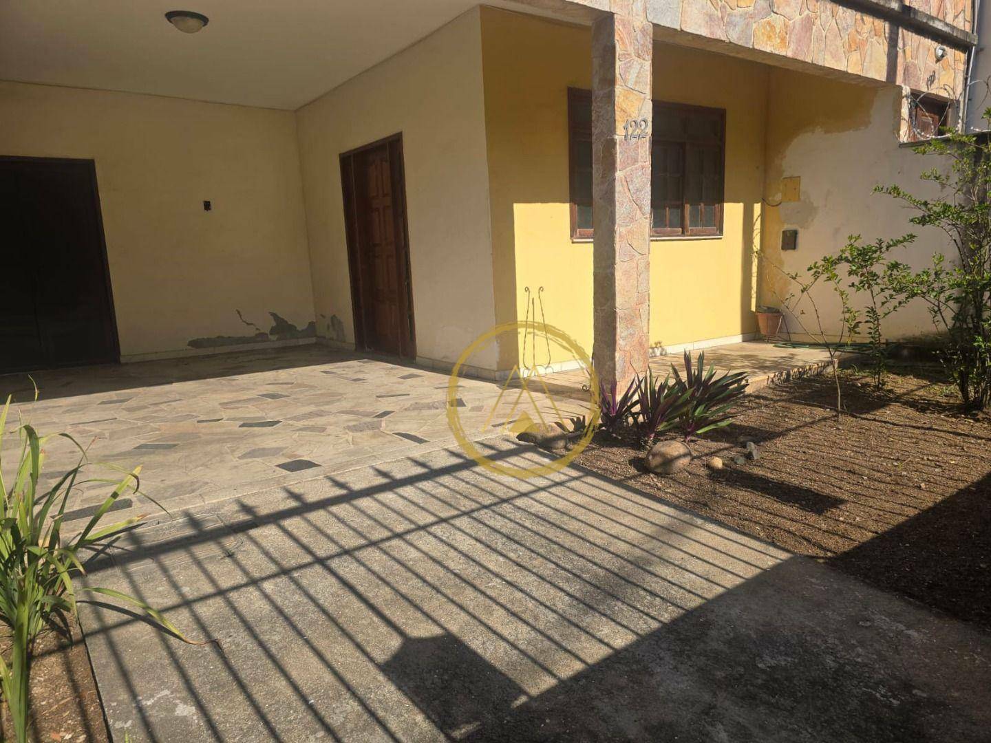 Casa à venda com 3 quartos, 200m² - Foto 1