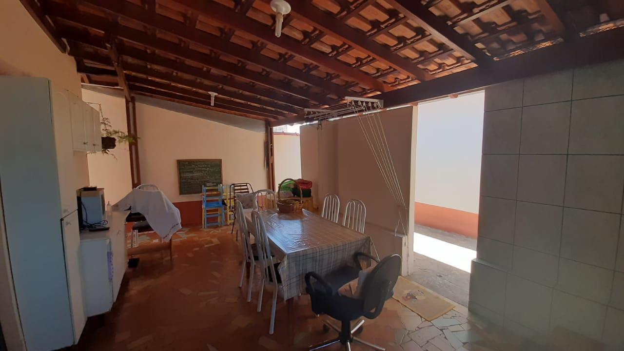 Casa à venda e aluguel com 3 quartos, 130m² - Foto 1