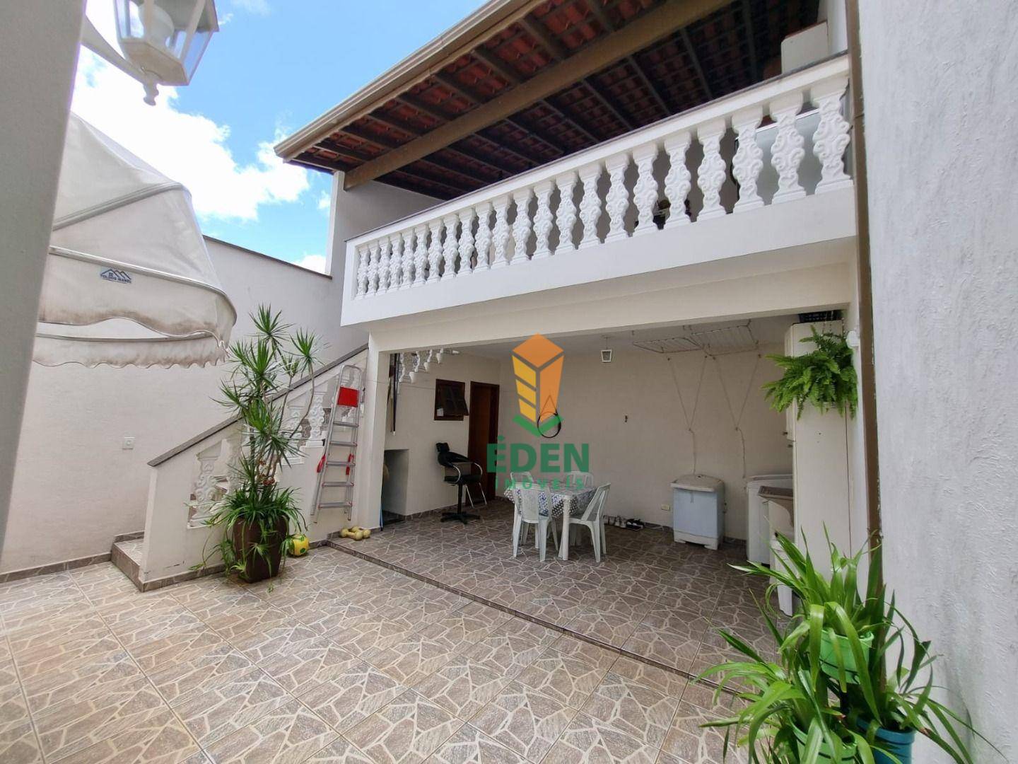 Casa à venda com 3 quartos, 218m² - Foto 2