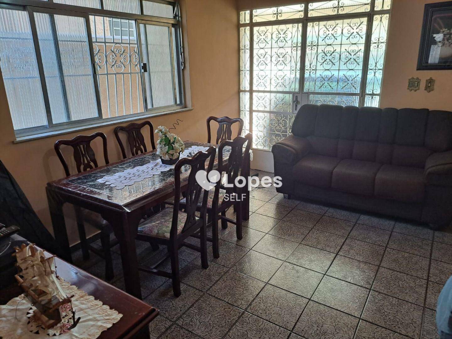 Casa à venda com 4 quartos, 210m² - Foto 1