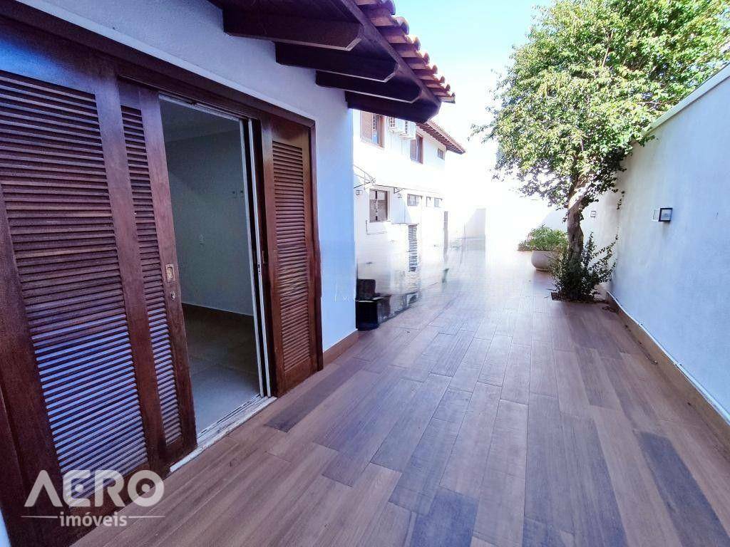 Casa de Condomínio à venda e aluguel com 5 quartos, 400m² - Foto 15